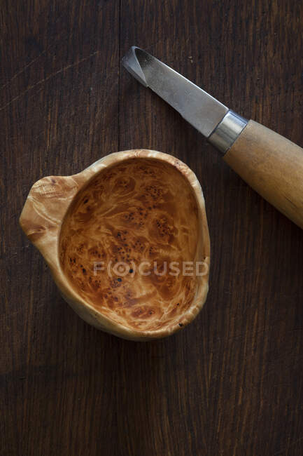Tigela de madeira esculpida e cinzel em madeira — Fotografia de Stock