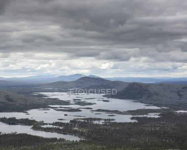 Scenic view of Mountains by lake — Fotografia de Stock