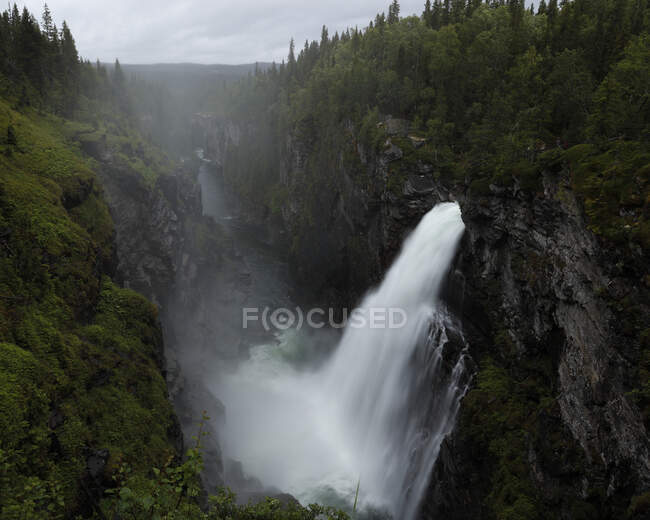 Cascata di Hallingsafallet nella contea di Jamtland, Svezia — Foto stock