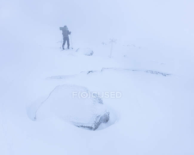 Senderismo de mujer en nieve - foto de stock