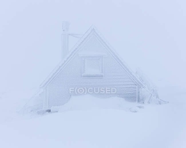 Мальовничий вид на каюту в снігу — стокове фото