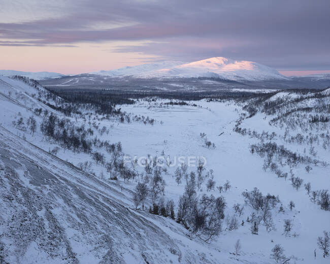 Гора и снег на закате — стоковое фото