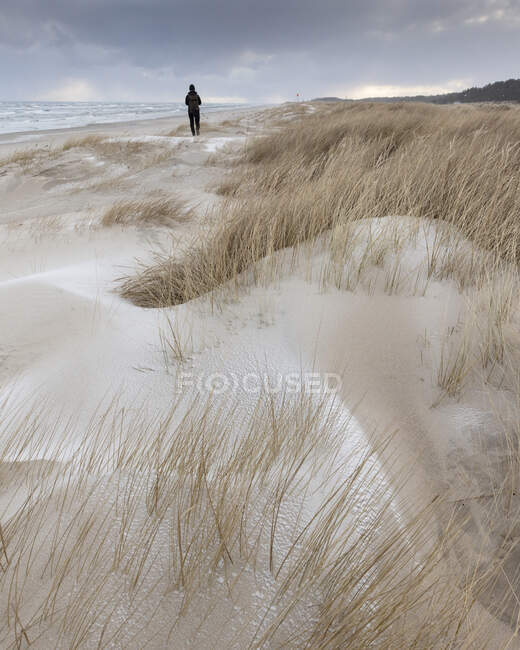 Mulher em dunas de areia na praia — Fotografia de Stock