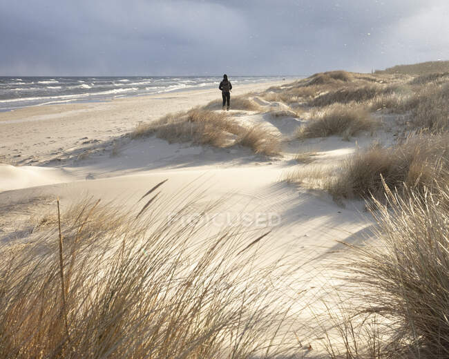 Donna su dune di sabbia in spiaggia — Foto stock