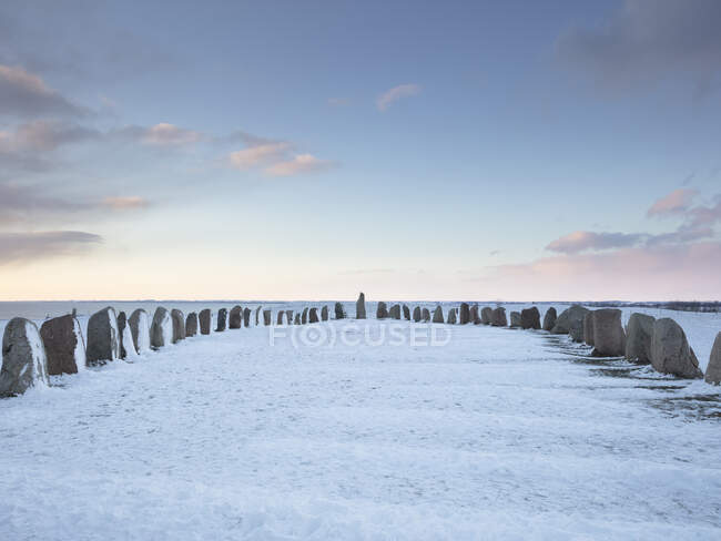Ale 's Stones durante el invierno en Skane, Suecia - foto de stock