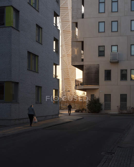 Edifícios de apartamentos na sombra — Fotografia de Stock