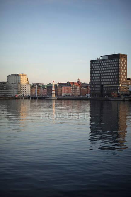 Edifícios por porto em Malmo, Suécia — Fotografia de Stock