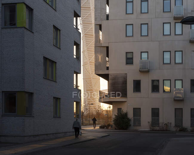 Edifícios de apartamentos na sombra — Fotografia de Stock