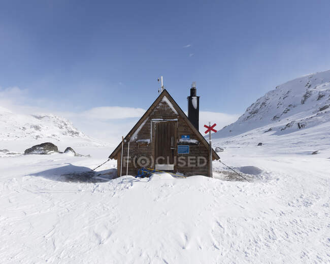 Vue panoramique de la cabine dans la neige — Photo de stock