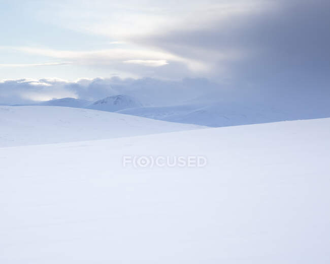 Wolken unter schneebedecktem Feld — Stockfoto