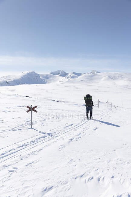 Giovane donna escursionismo nella neve — Foto stock