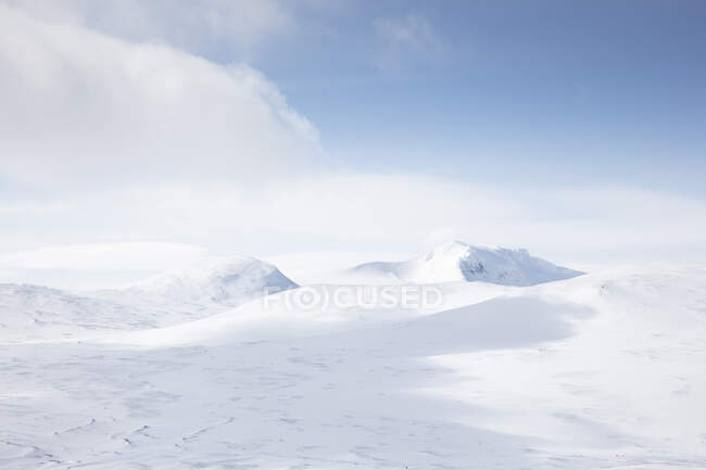 Nuvens sob campo nevado — Fotografia de Stock