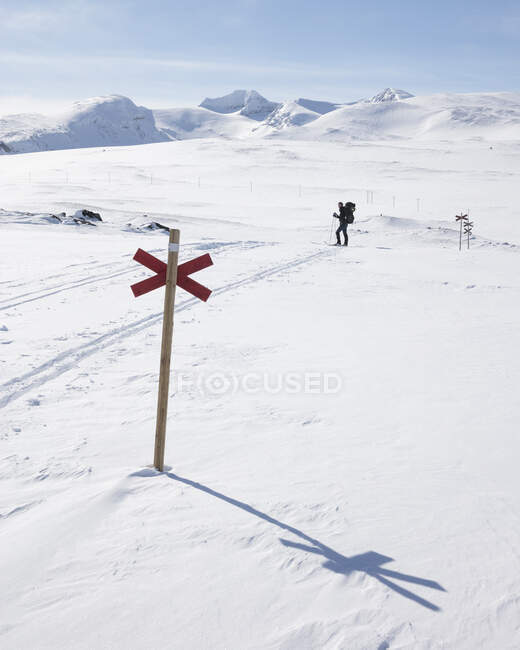 Giovane donna escursionismo nella neve — Foto stock