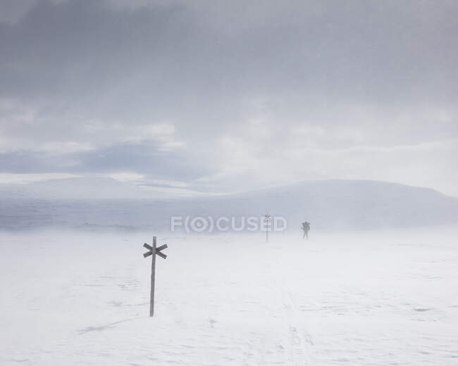 Облака под снежным полем — стоковое фото