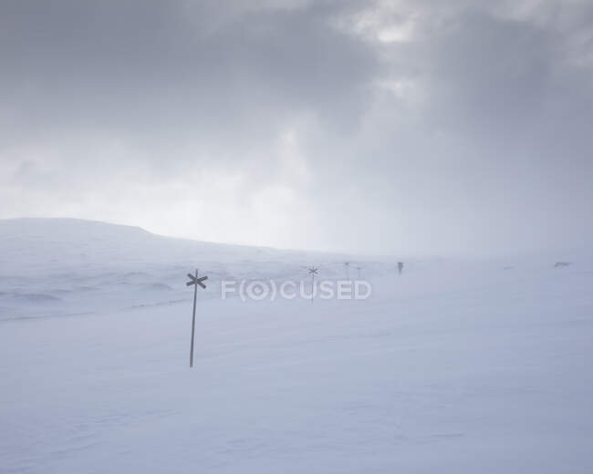 Wolken unter schneebedecktem Feld — Stockfoto