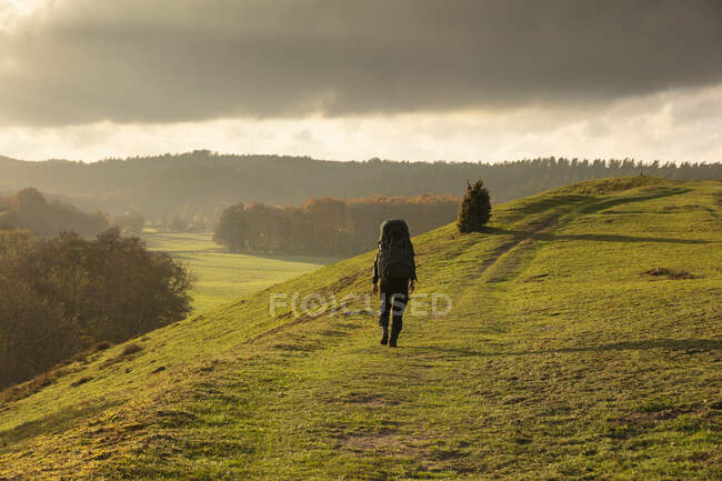 Mujer senderismo en la colina - foto de stock