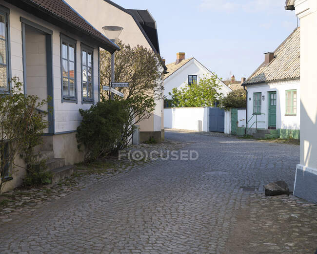 Cobblestone road and houses in village — Stock Photo