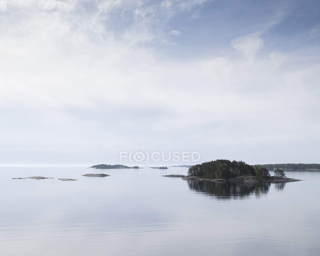 Vue panoramique de l'île sur le lac — Photo de stock