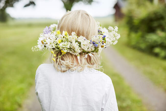 Visão traseira da menina na coroa de flores — Fotografia de Stock