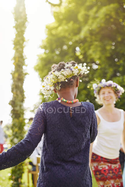 Девочка и ее мать в цветочных коронах — стоковое фото