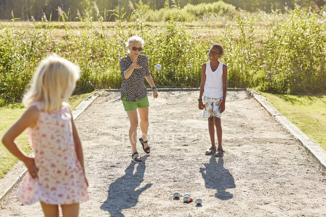 Familie spielt im Sommer Boule — Stockfoto