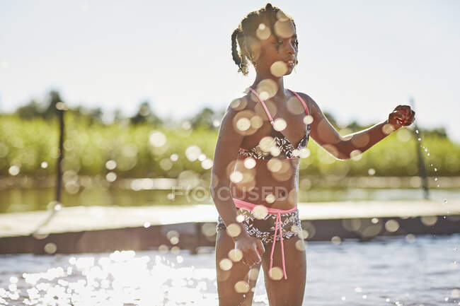 Chica jugando en el lago - foto de stock