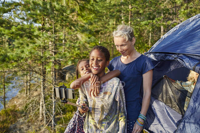Family camping in forest — Stock Photo