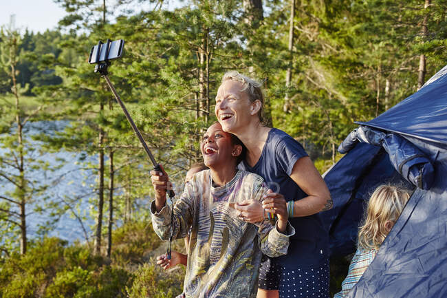 Familia tomando selfie mientras acampa - foto de stock