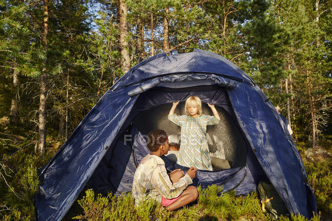 Children camping in forest — Photo de stock