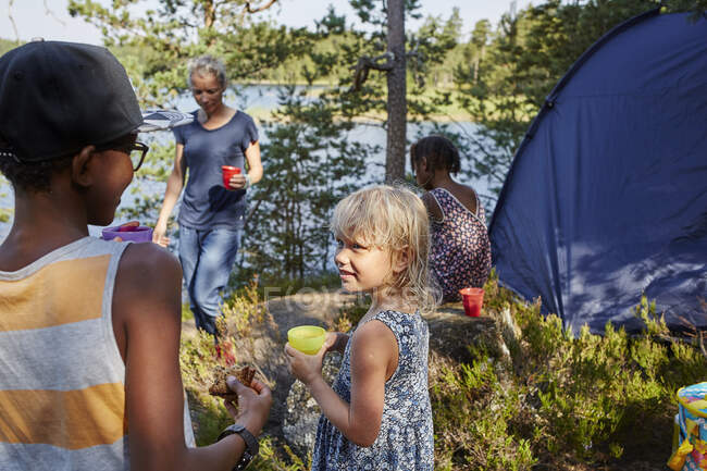 Woman camping with her children in forest — Stock Photo