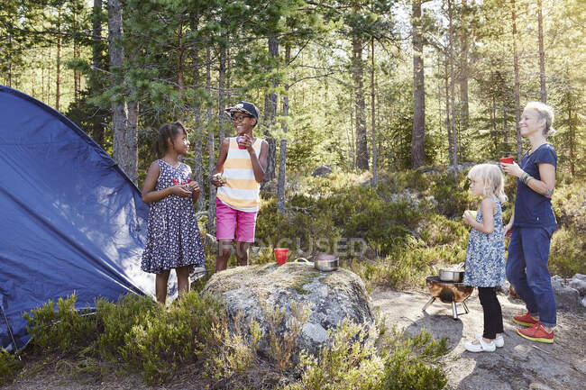 Mulher acampar com seus filhos na floresta — Fotografia de Stock
