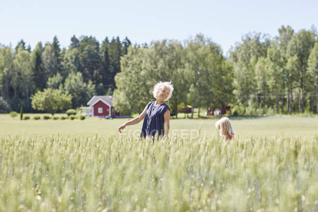Mutter und Tochter gehen auf Feld — Stockfoto