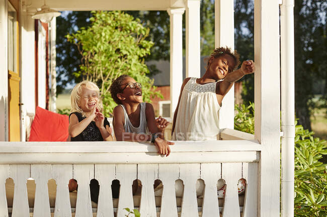 Hermanos en el balcón en verano - foto de stock