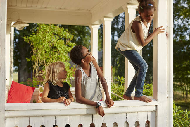 Siblings on balcony in summer — Stockfoto
