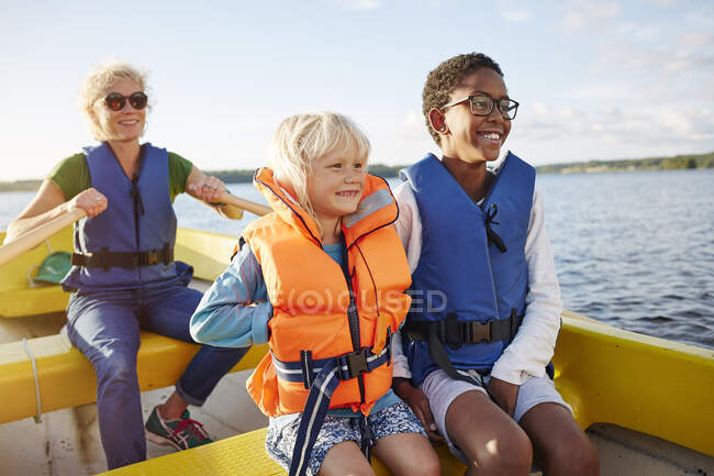 Familia en barco en el lago - foto de stock