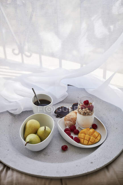 Breakfast and curtain by window — Stock Photo