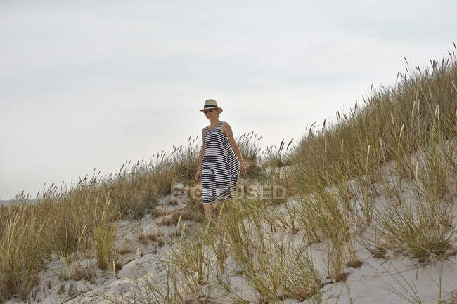 Mulher em vestido listrado em dunas de areia — Fotografia de Stock