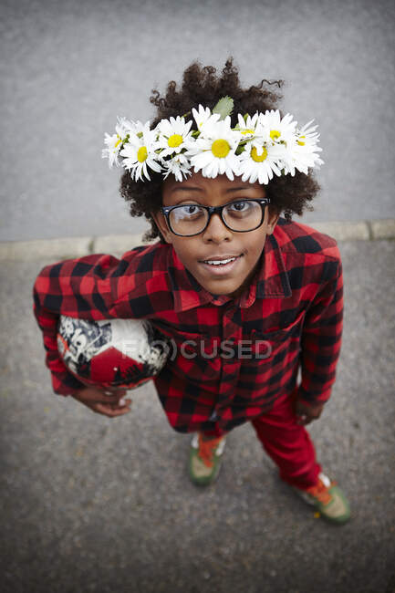 Junge mit Blumenkrone — Stockfoto