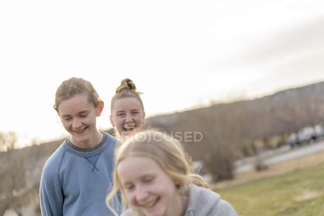 Усміхнені брати і сестри в светрах — стокове фото
