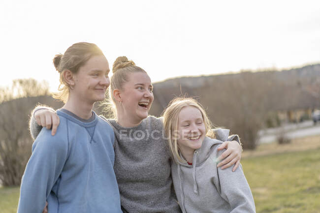 Hermanos sonrientes usando suéteres - foto de stock