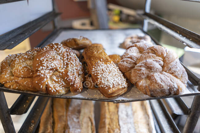 Fresh pastries on rack — Photo de stock