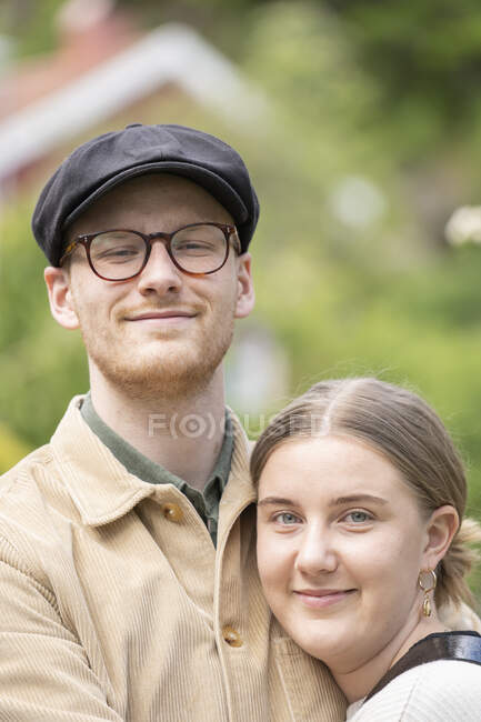 Портрет усміхненої молодої пари — стокове фото