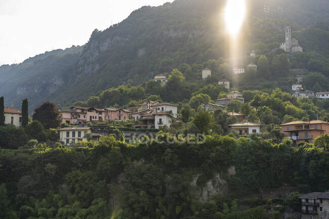 Maisons sur les collines à Côme, Italie — Photo de stock