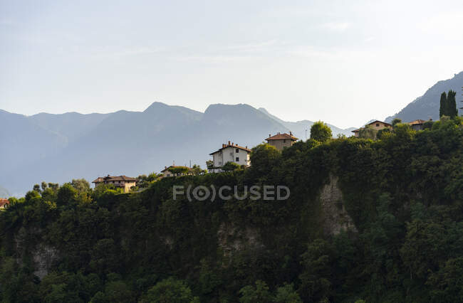 Maisons sur les collines à Côme, Italie — Photo de stock