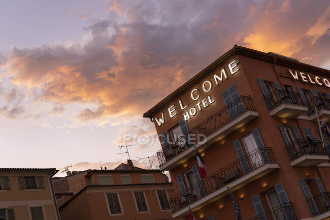 Hôtel avec enseigne néon au coucher du soleil — Photo de stock