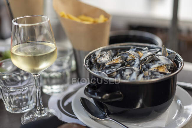 Mussels and white wine — Stock Photo