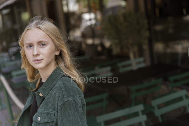Teenage girl by cafe — Stock Photo