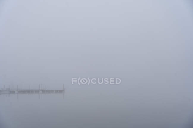 Пірс на озері в тумані — стокове фото