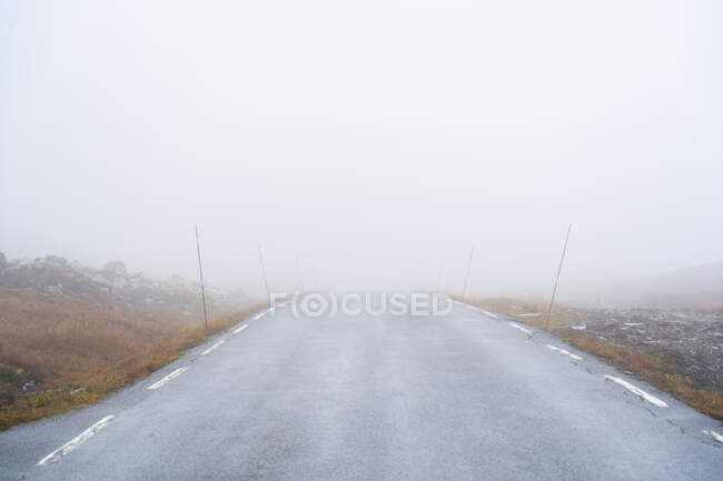 Scenic view of Highway in fog — Stock Photo