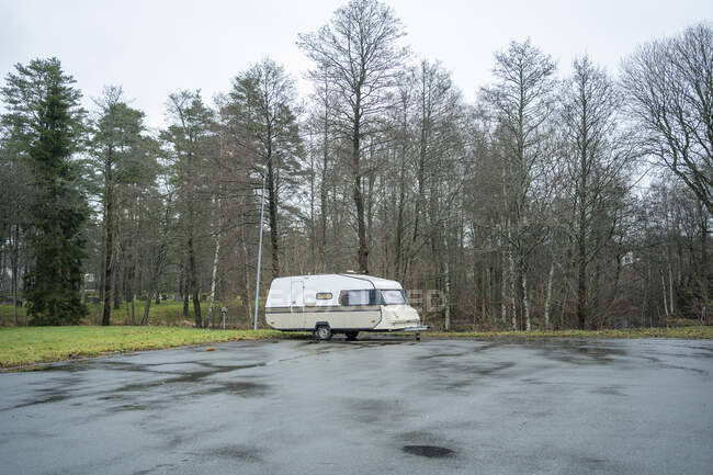 Caravan by forest in spring — Stockfoto